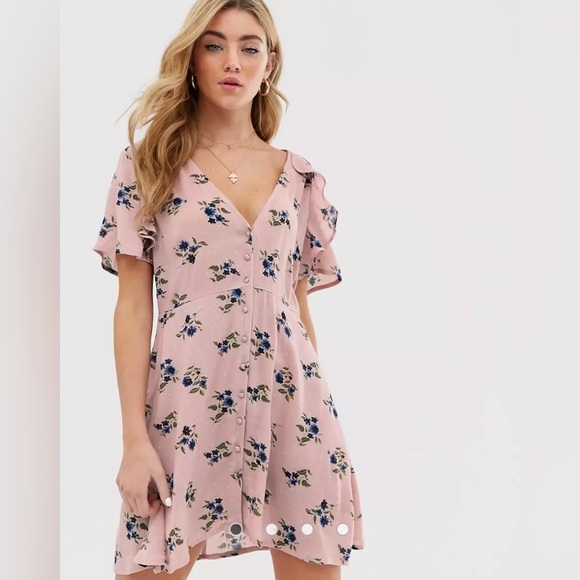 Boohoo Tea dress with open back and angel sleeve in pink floral - Picture 1 of 9